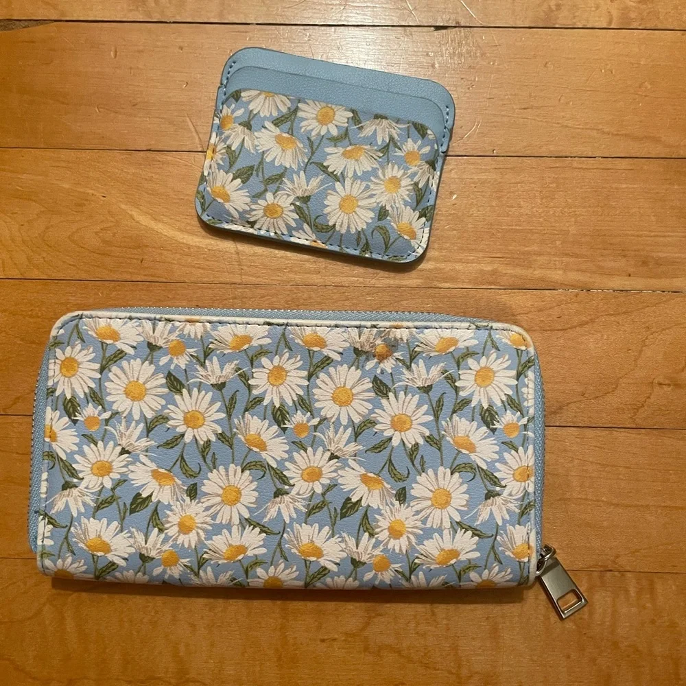 No Boundaries Light Blue Daisy Floral Zip Wallet and Card Holder Set